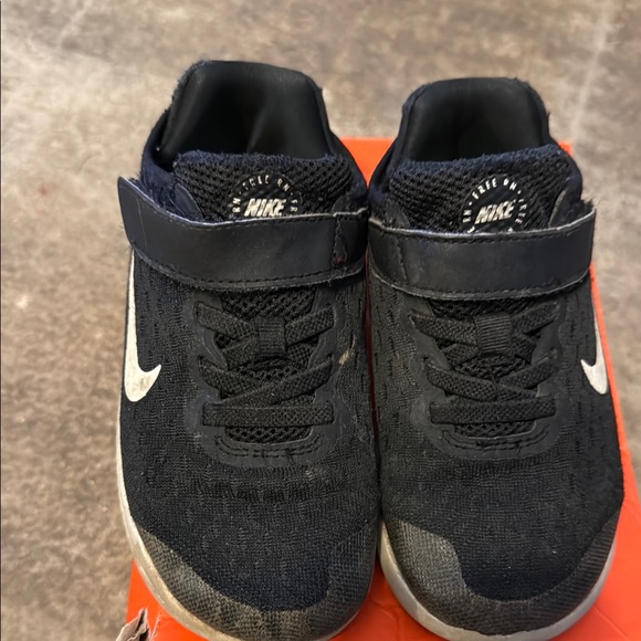 Nike - Picture 2 of 5